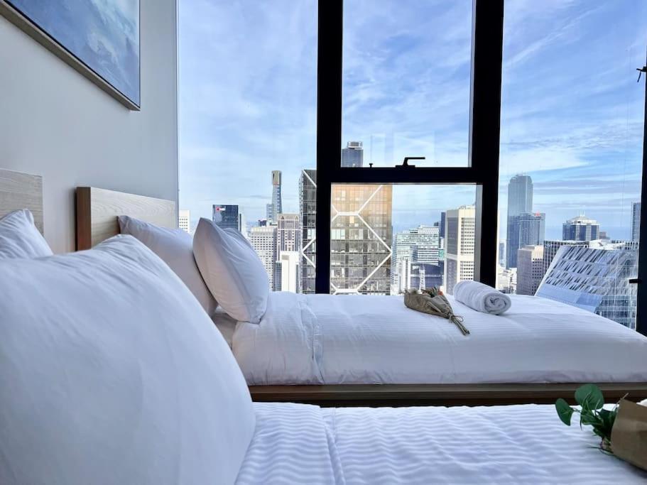 Sky High 2 Bedrooms Apartment *
