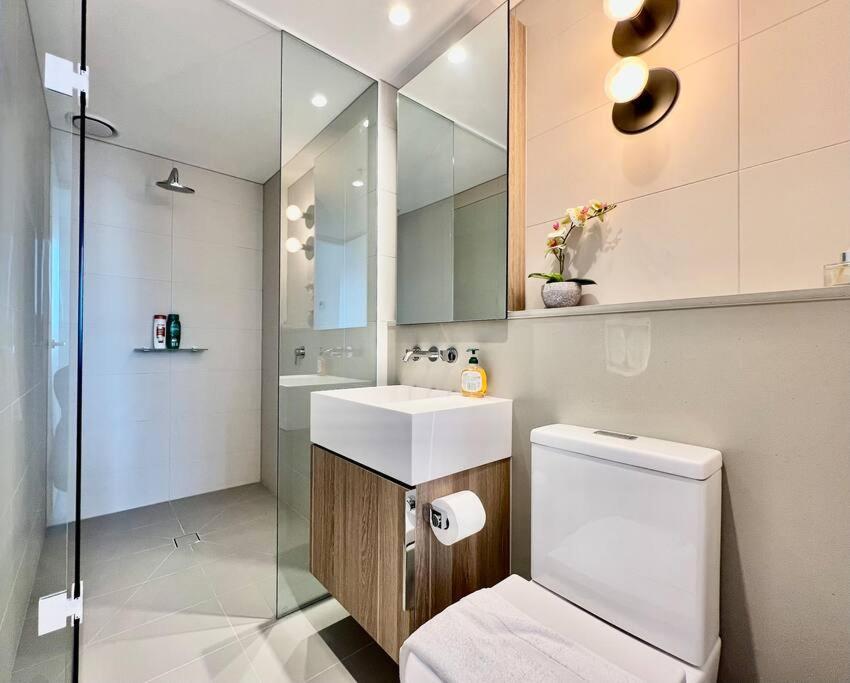 Sky High 2 Bedrooms Apartment *