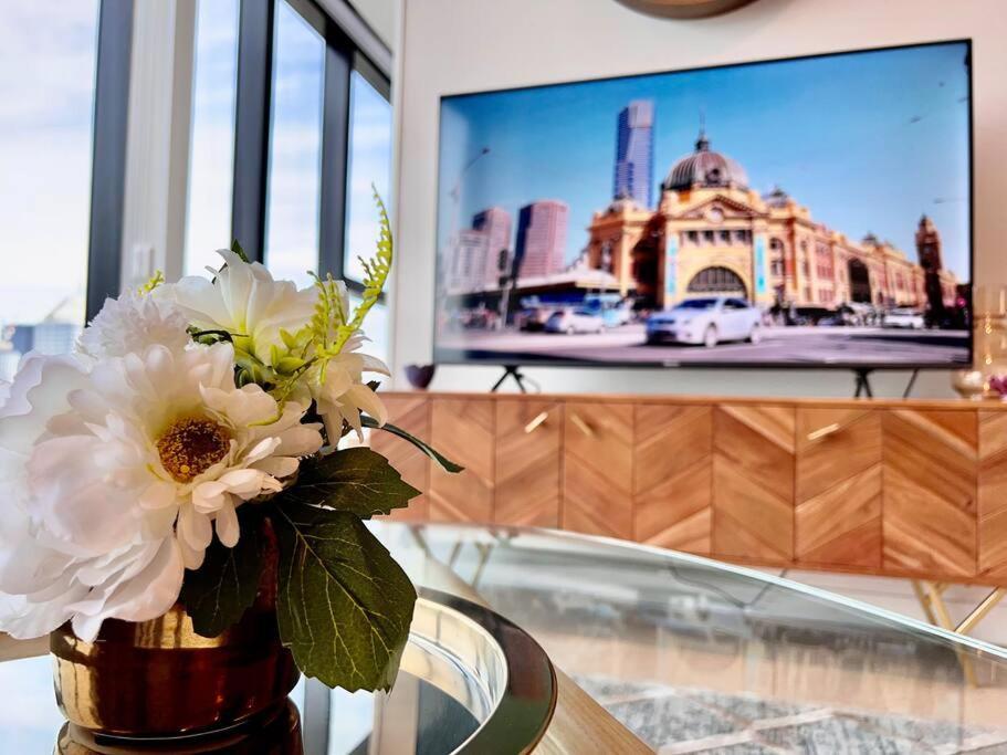 Sky High 2 Bedrooms Apartment *