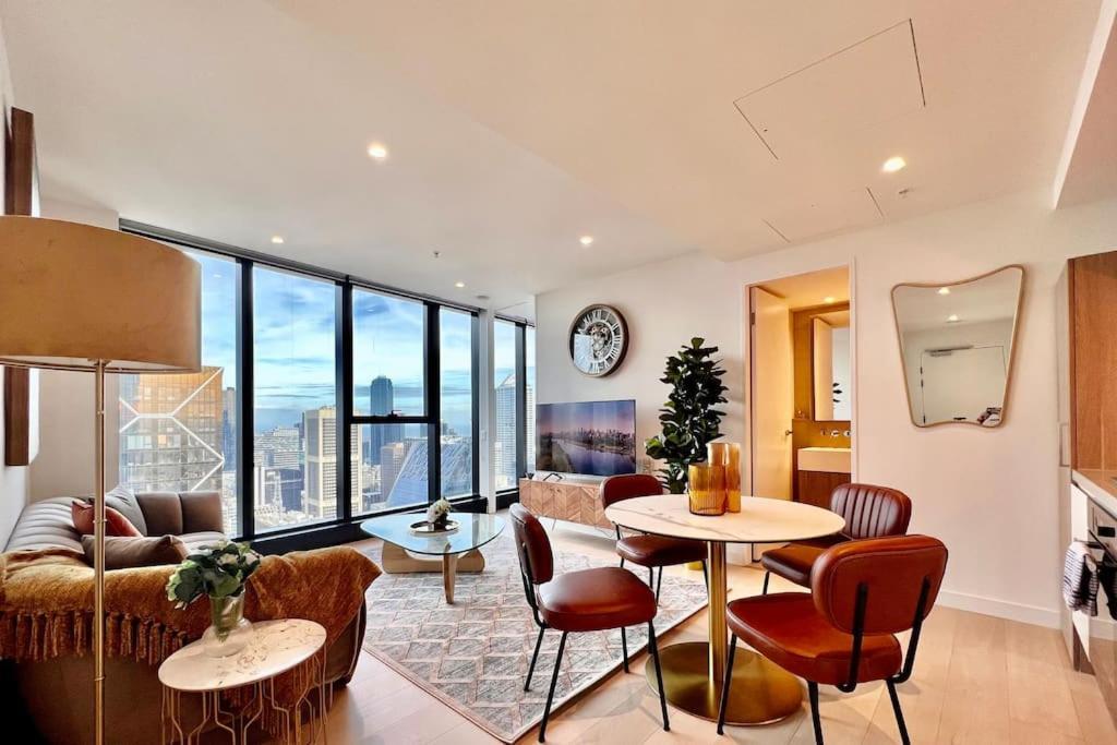 Sky High 2 Bedrooms Apartment *